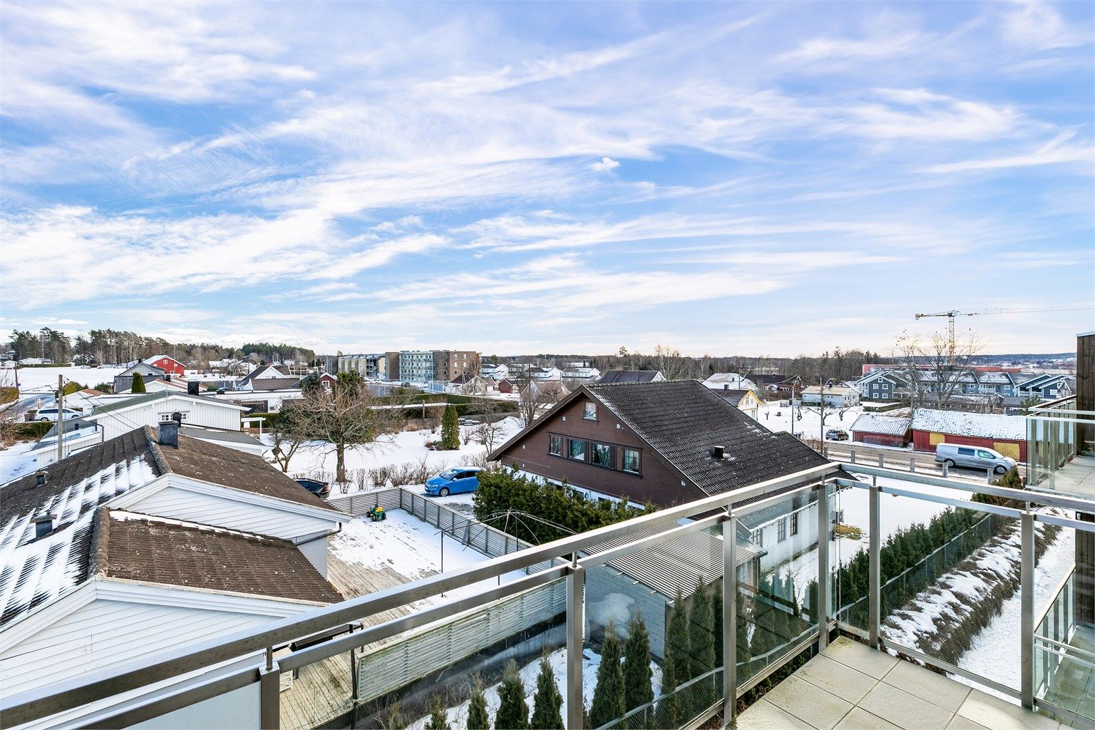 Leiligheten ligger høyt og luftig i øverste etasje, med solfylt balkong og vid utsikt. Fotograf; Børge Oppegård.