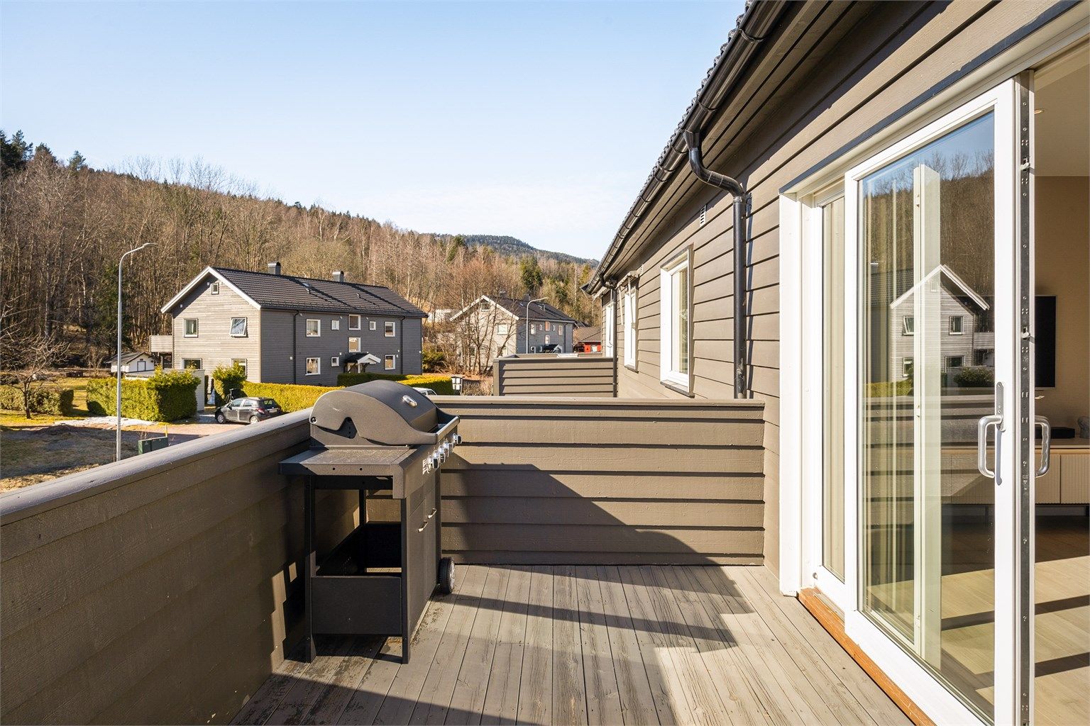 Sol på uteplassen fra 06:00 til 21:00 midtsommerstid iflg. selger (utvidelse av balkong er ikke byggemeldt)