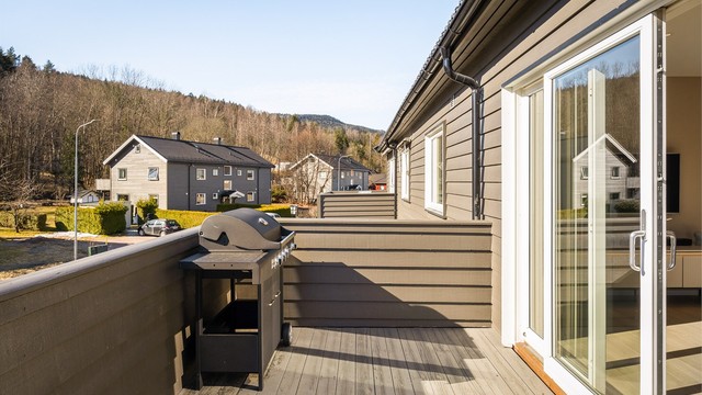 Sol på uteplassen fra 06:00 til 21:00 midtsommerstid iflg. selger (utvidelse av balkong er ikke byggemeldt)