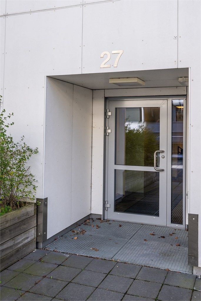 Inngangsparti med callinganlegg og heis opp til leilighetsplan.