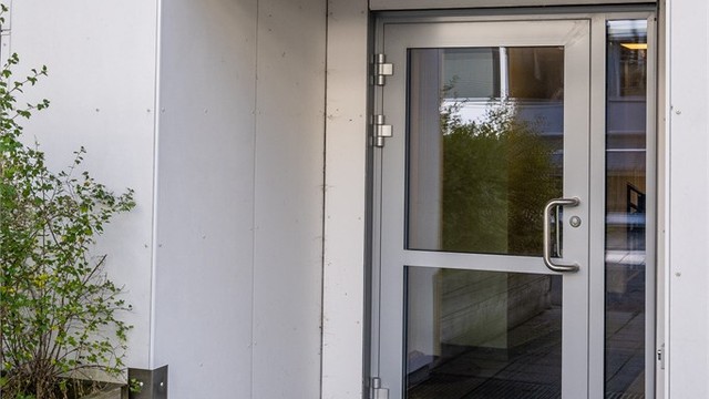 Inngangsparti med callinganlegg og heis opp til leilighetsplan.