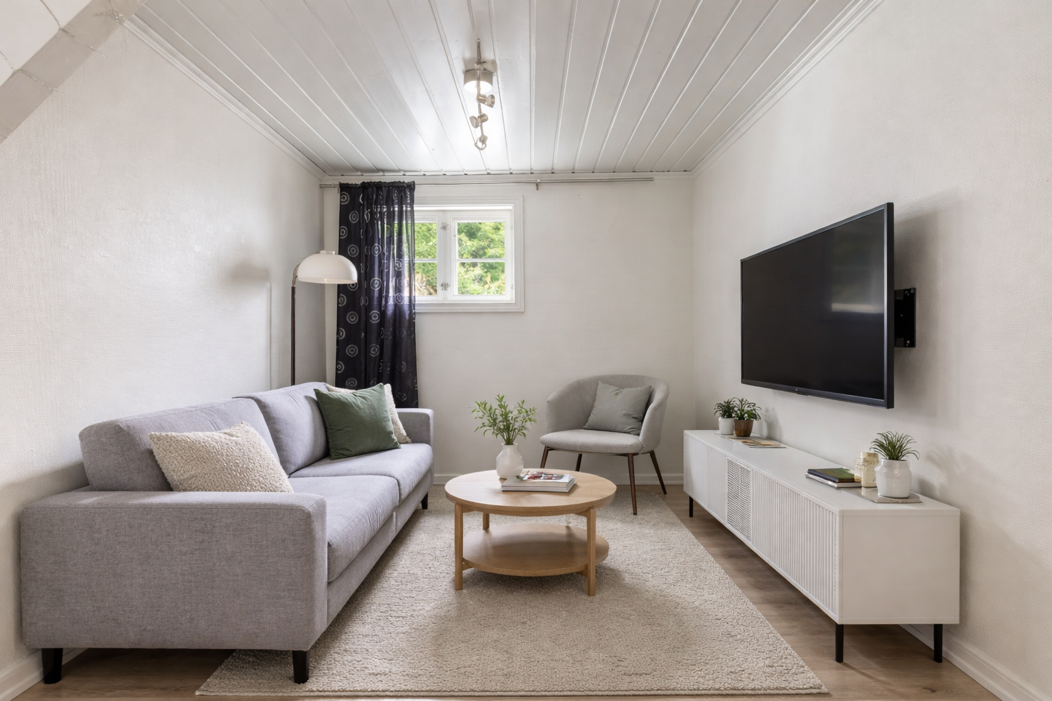 Rommet er innredet med Chatgpt på dette bildet for å illustrere muligheter. Det tas forbehold om mindre avvik (rommet er noe smalere i virkeligheten, ref. neste bilde)