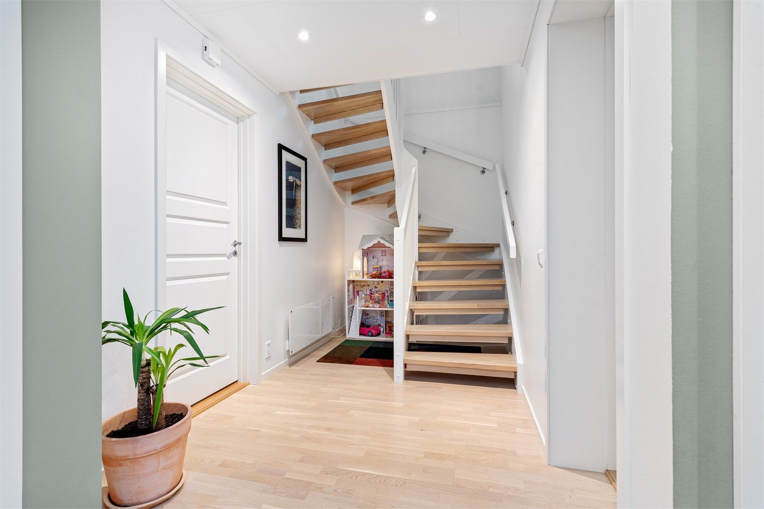 Trappen forbinder de to etasjene på en lys og åpen måte.