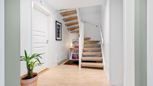 Trappen forbinder de to etasjene på en lys og åpen måte.