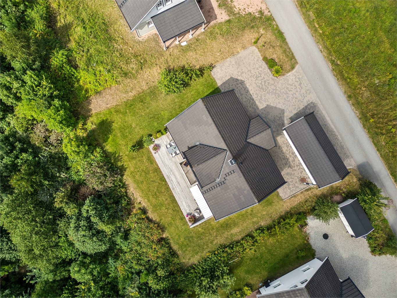 Forøvrig er det godt med biloppstillingsplasser på egen gårdsplasse belagt med belegningsstein.