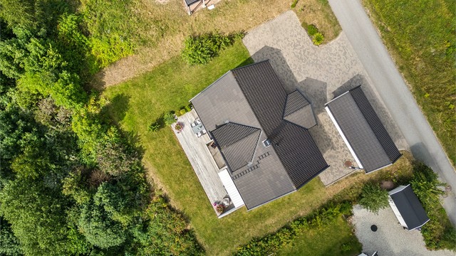 Forøvrig er det godt med biloppstillingsplasser på egen gårdsplasse belagt med belegningsstein.