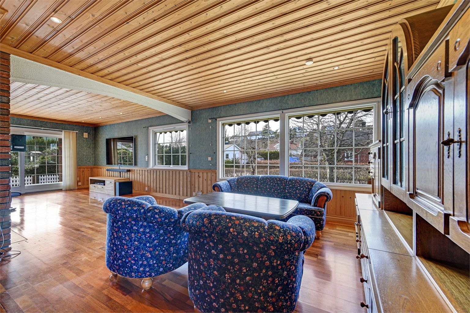 Stuen er romslig og har plass til flere sittegrupper.