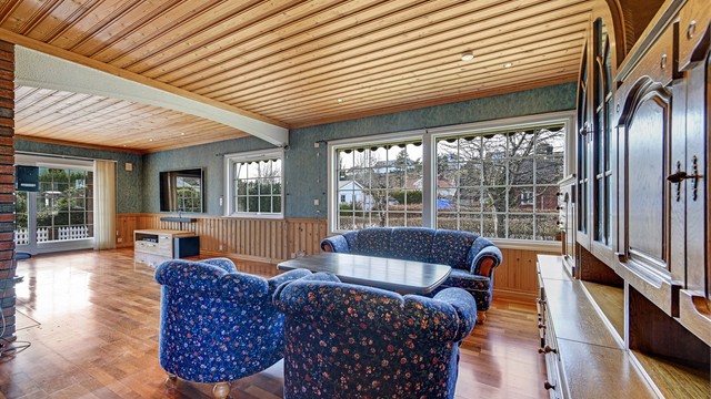 Stuen er romslig og har plass til flere sittegrupper.