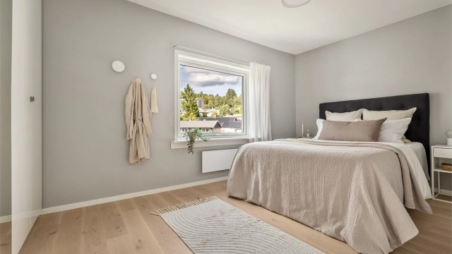 Romslig hovedsoverom med god plass til dobbeltseng og nattbord