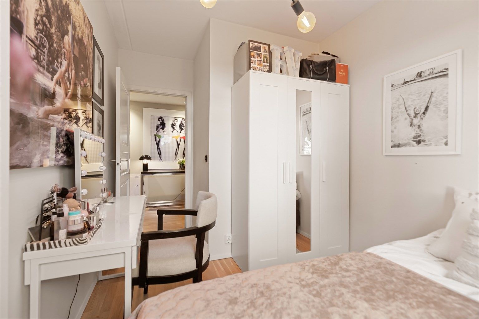 Soverommet har egen garderobe for praktisk oppbevaring