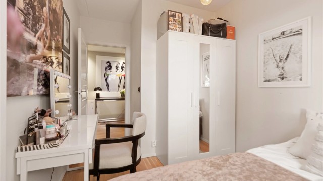Soverommet har egen garderobe for praktisk oppbevaring