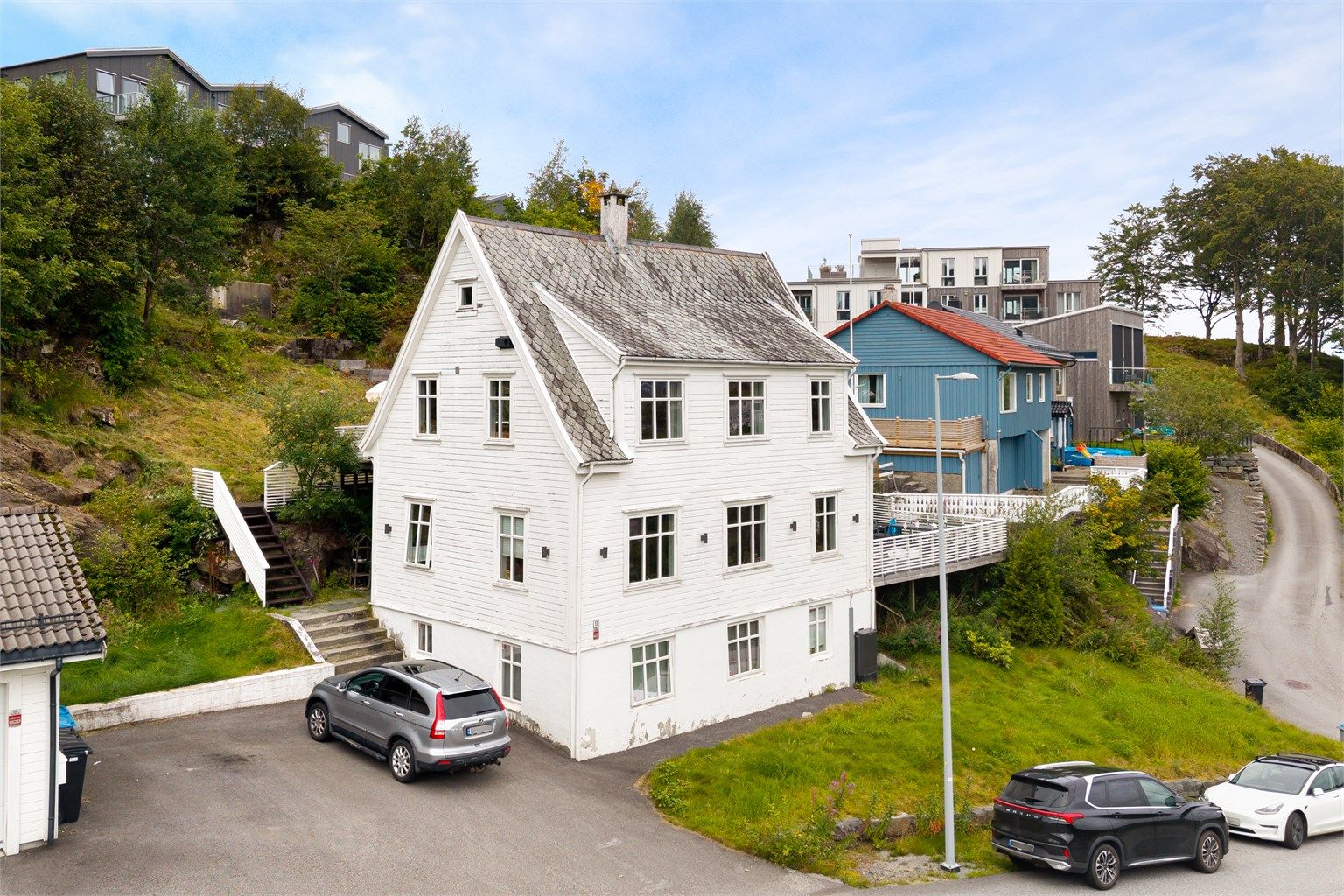 - Eiendommen kombinerer sentral beliggenhet samtidig tilbaketrukne og rolige omgivelser - 