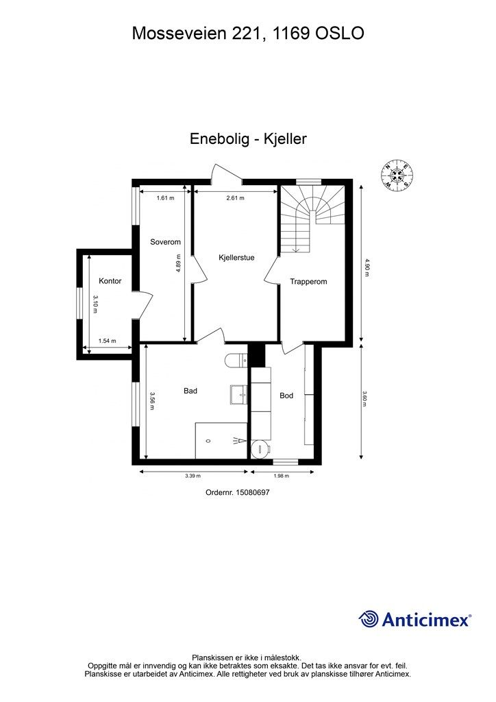 Kjelleren er en fullverdig etasje med egen inngang, kjellerstue, soverom, kontor og bad. Rommene er godkjent for varig opphold.