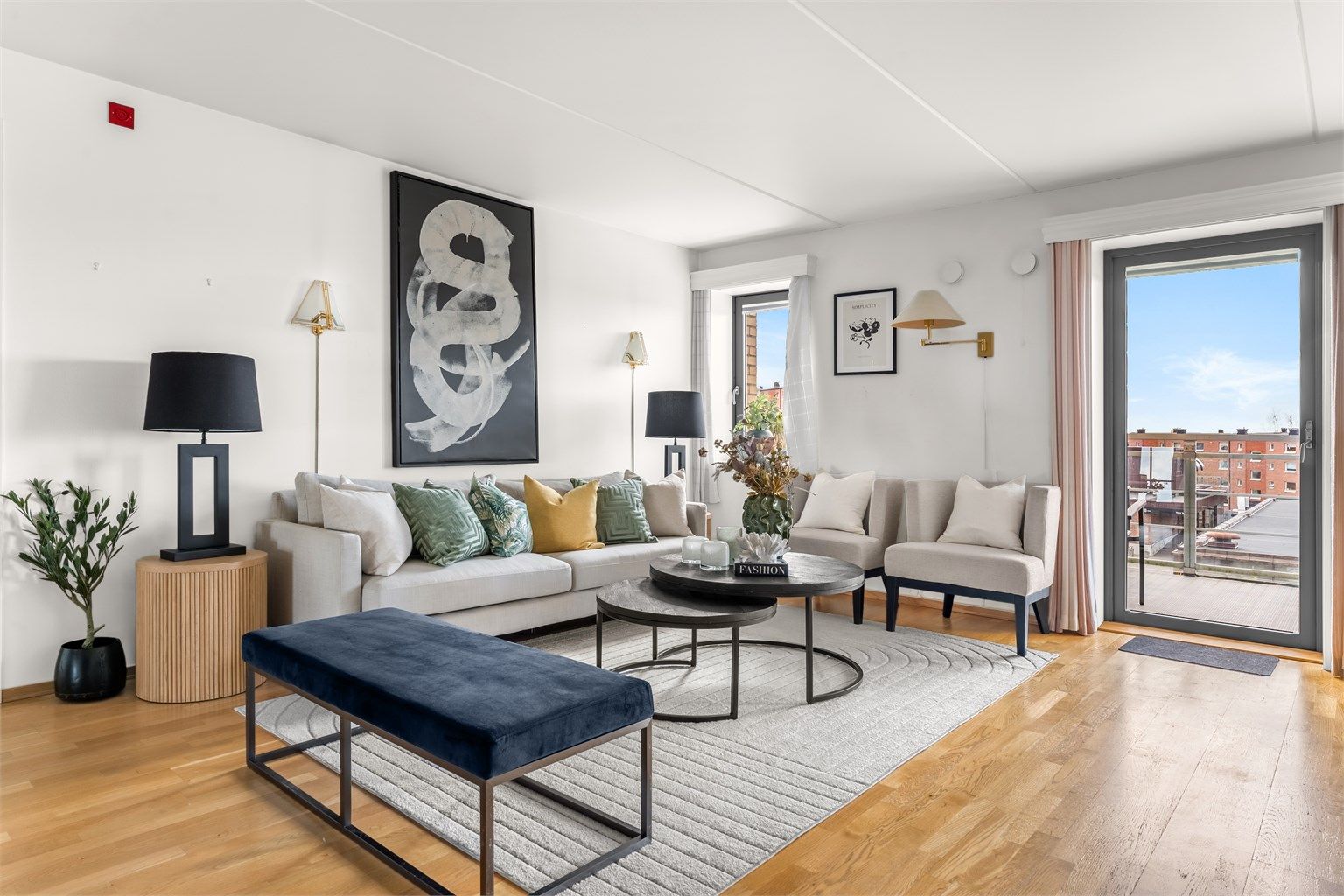 Her er det god plass til sofagruppe med tilhørende møblement.