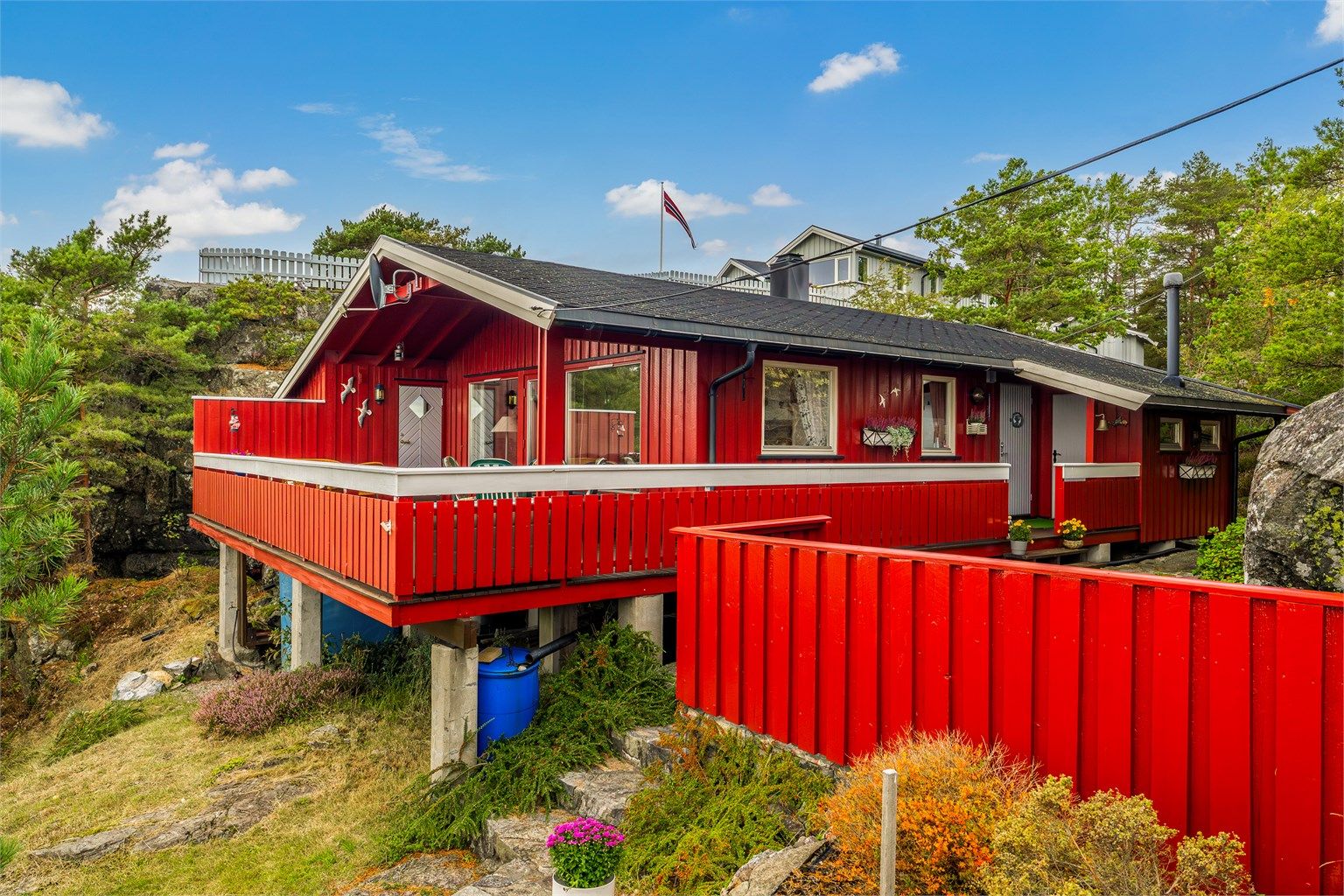 Innbydende hytte med stor solrik terrasse. 