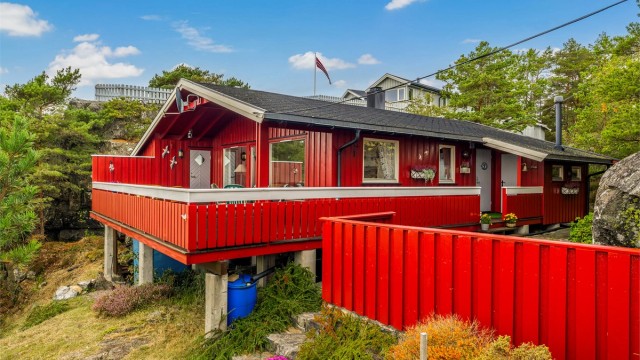 Innbydende hytte med stor solrik terrasse.