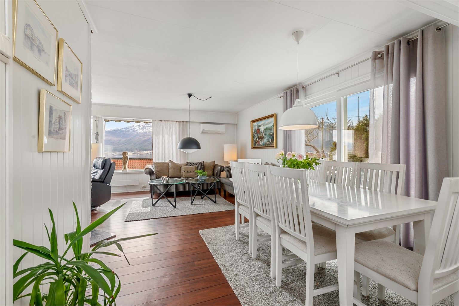 De store vindusflatene i oppholdsrommene slipper inn rikelig med dagslys og gir en god romfølelse.