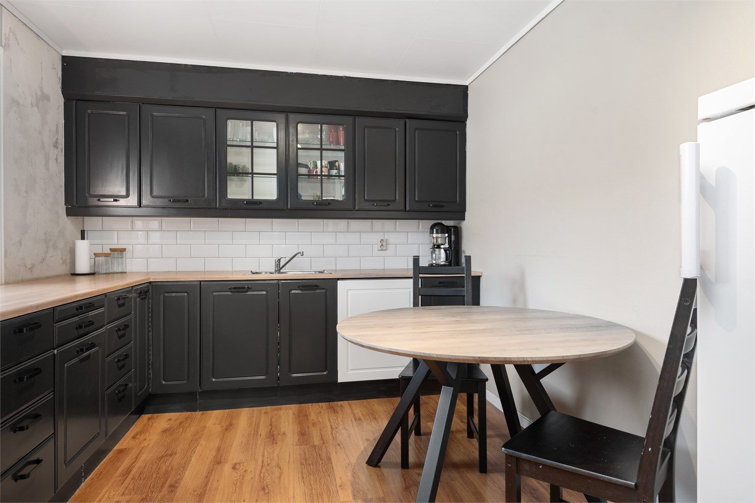 Frontene på kjøkkeninnredningen er malt i sort i løpet av de tre siste årene. 