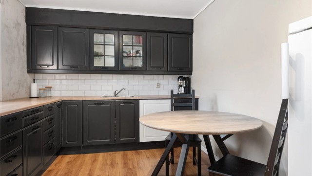 Frontene på kjøkkeninnredningen er malt i sort i løpet av de tre siste årene.