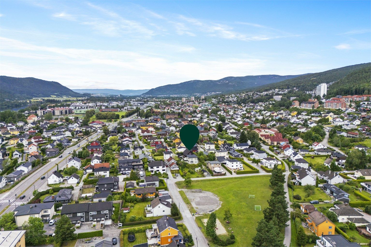 Eiendommen er beliggende i et etablert, barnevennlig og attraktivt boligområde på Åssiden. Foto: Haiman Askari/Knipzet AS