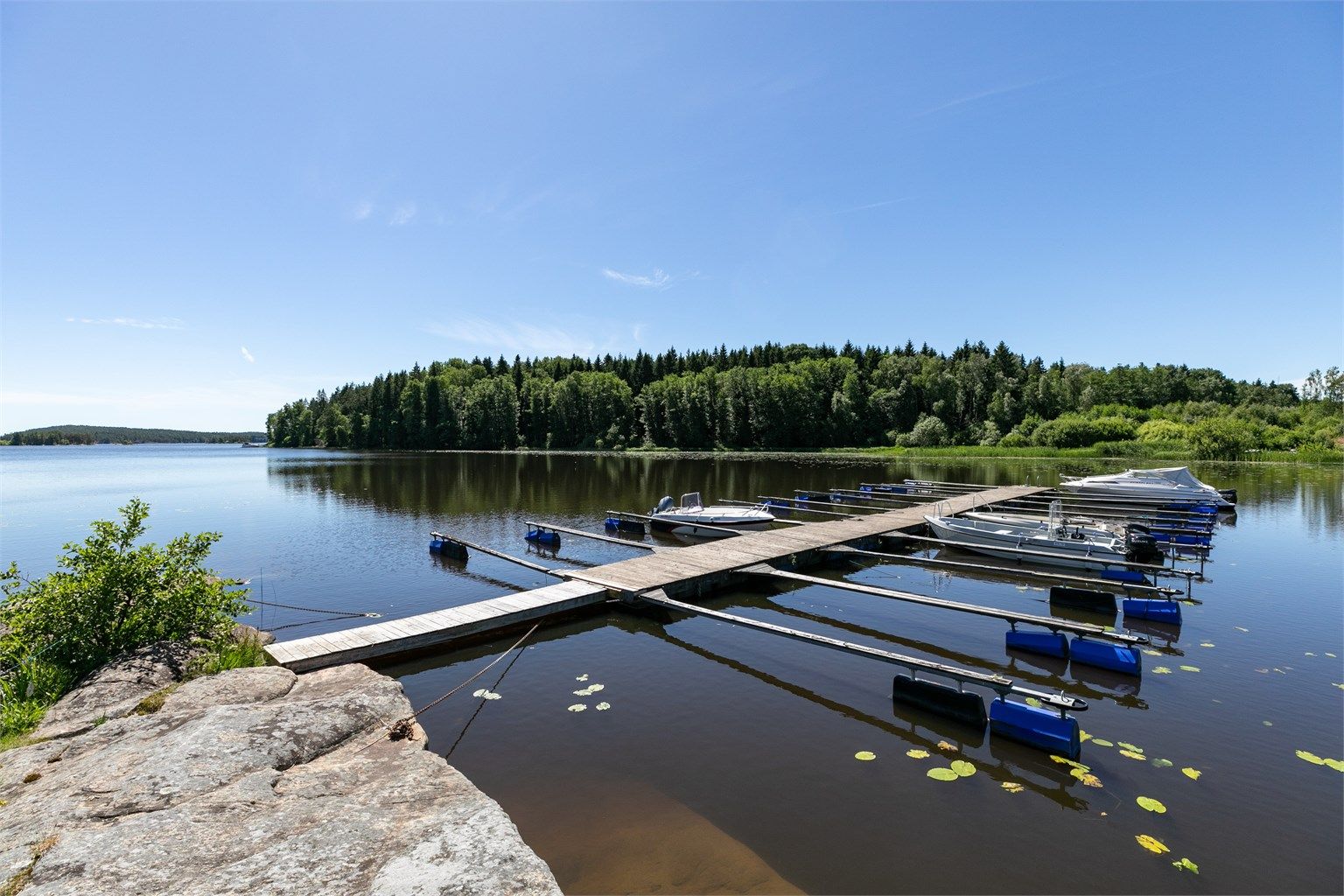 Utenom eget båtfeste kan det være mulig å leie plass i grunneiers brygge, langs adkomstveien opp til hytta.