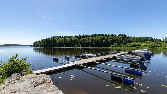 Utenom eget båtfeste kan det være mulig å leie plass i grunneiers brygge, langs adkomstveien opp til hytta.
