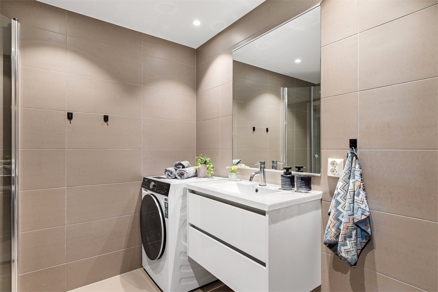 Baderomsinnredning med heldekkende servant og god oppbevaringsplass i skuffer. Vannbåren gulvvarme.