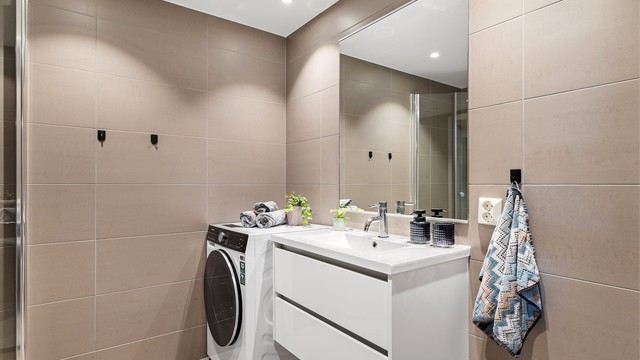 Baderomsinnredning med heldekkende servant og god oppbevaringsplass i skuffer. Vannbåren gulvvarme.