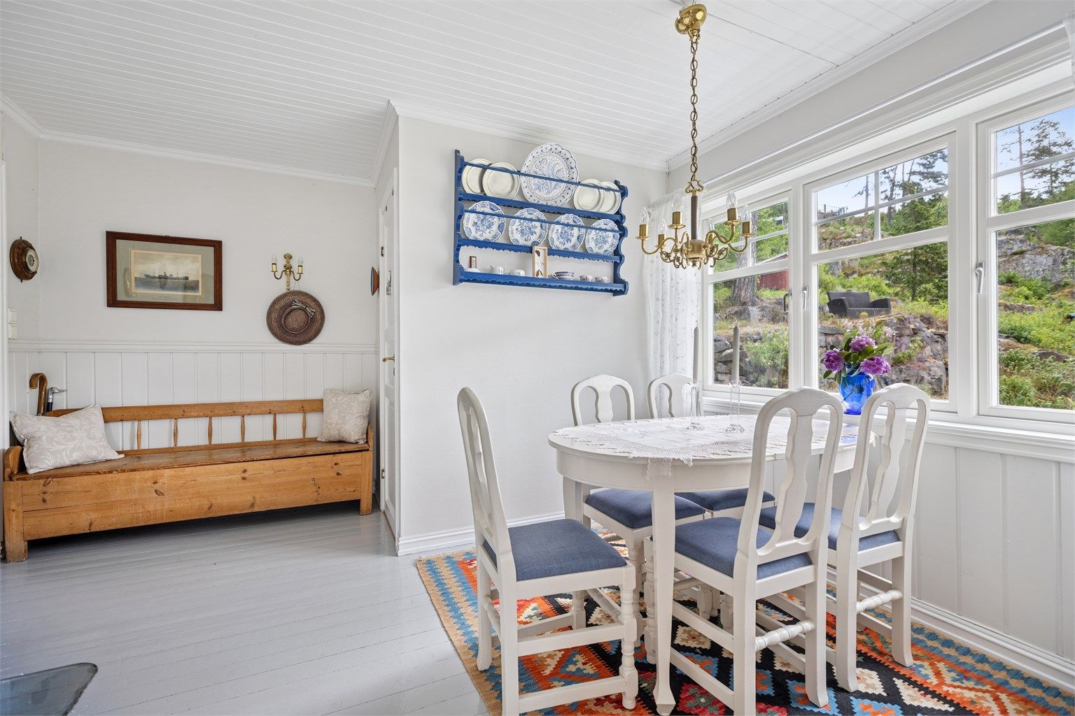 Fritidsboligen holder en gjennomført stil med gode farge- og materialvalg