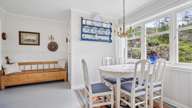 Fritidsboligen holder en gjennomført stil med gode farge- og materialvalg