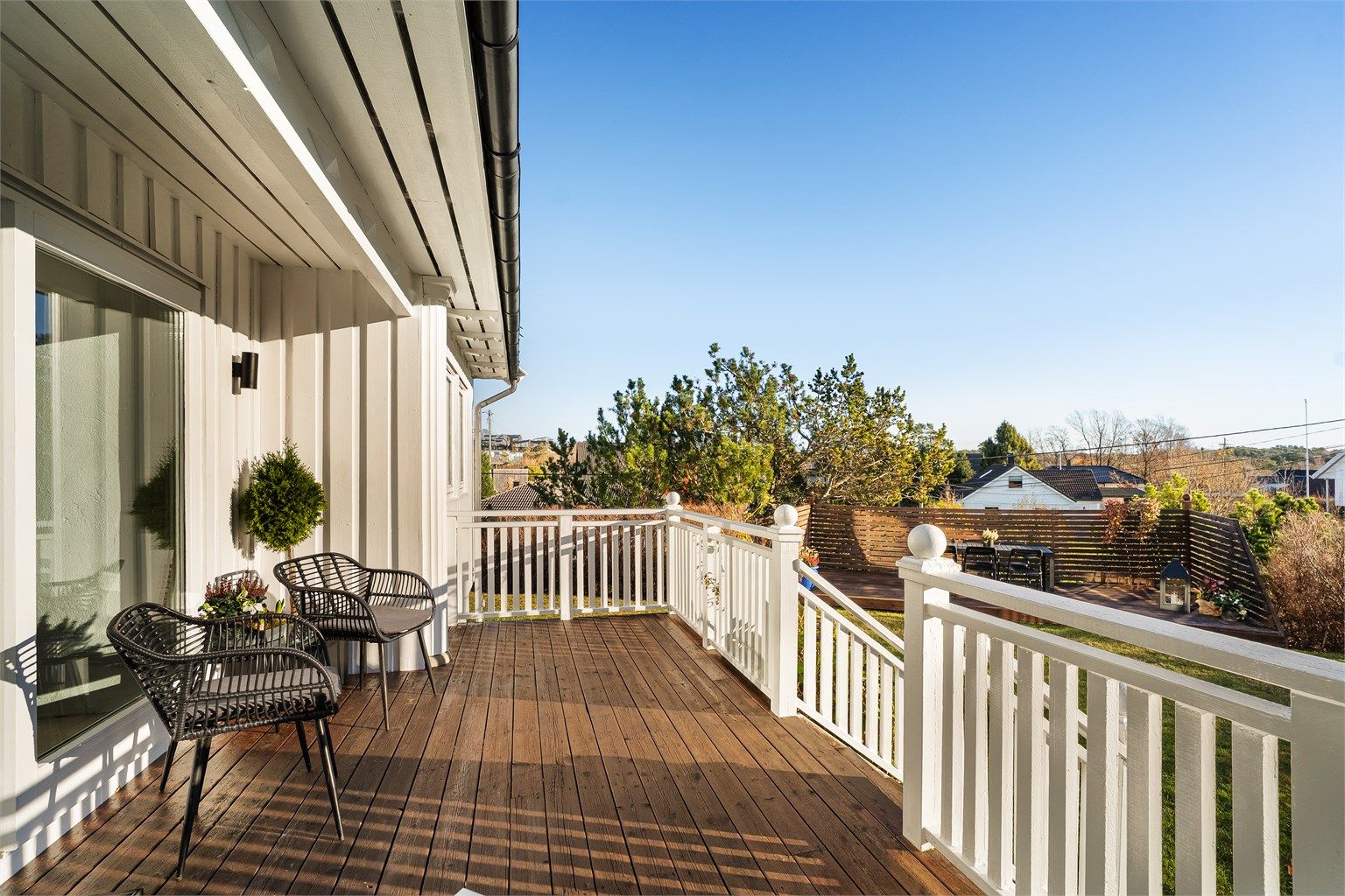 Fra stuen er det utgang til en hyggelig terrasse som tar deg videre til hagen. Foto: Hans Nøstdahl