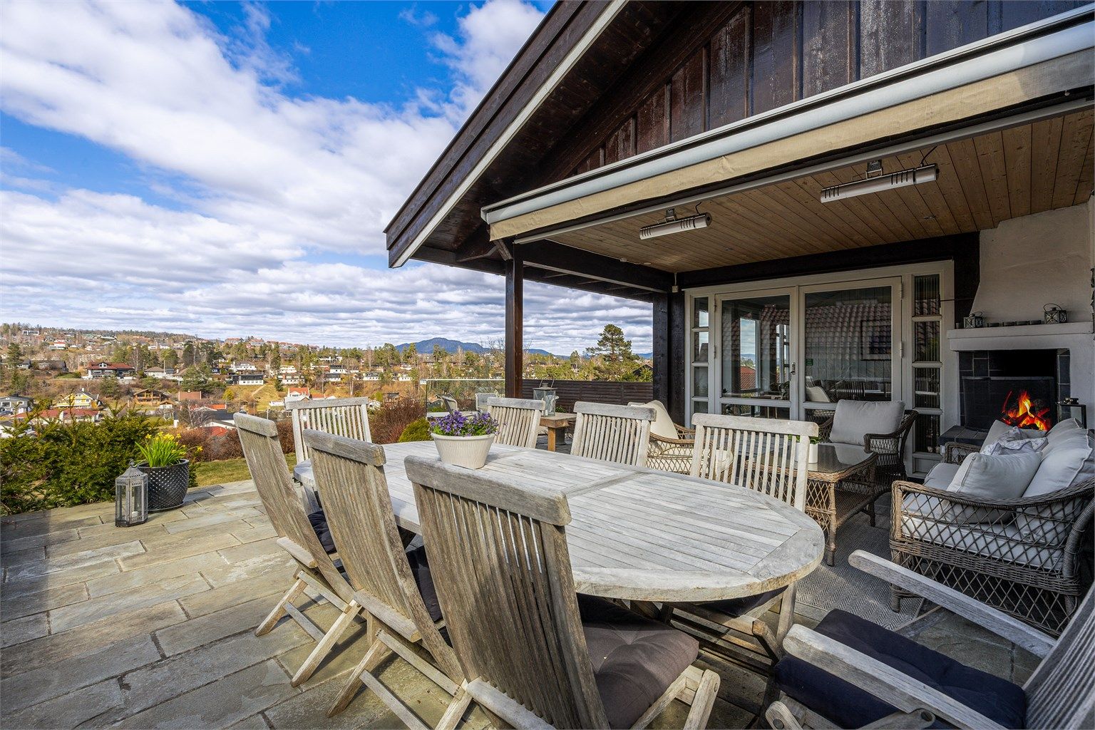 Her er det god plass til utemøbler og grill.