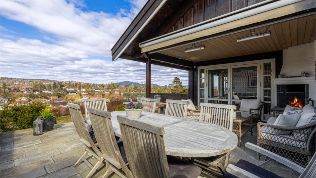 Her er det god plass til utemøbler og grill.