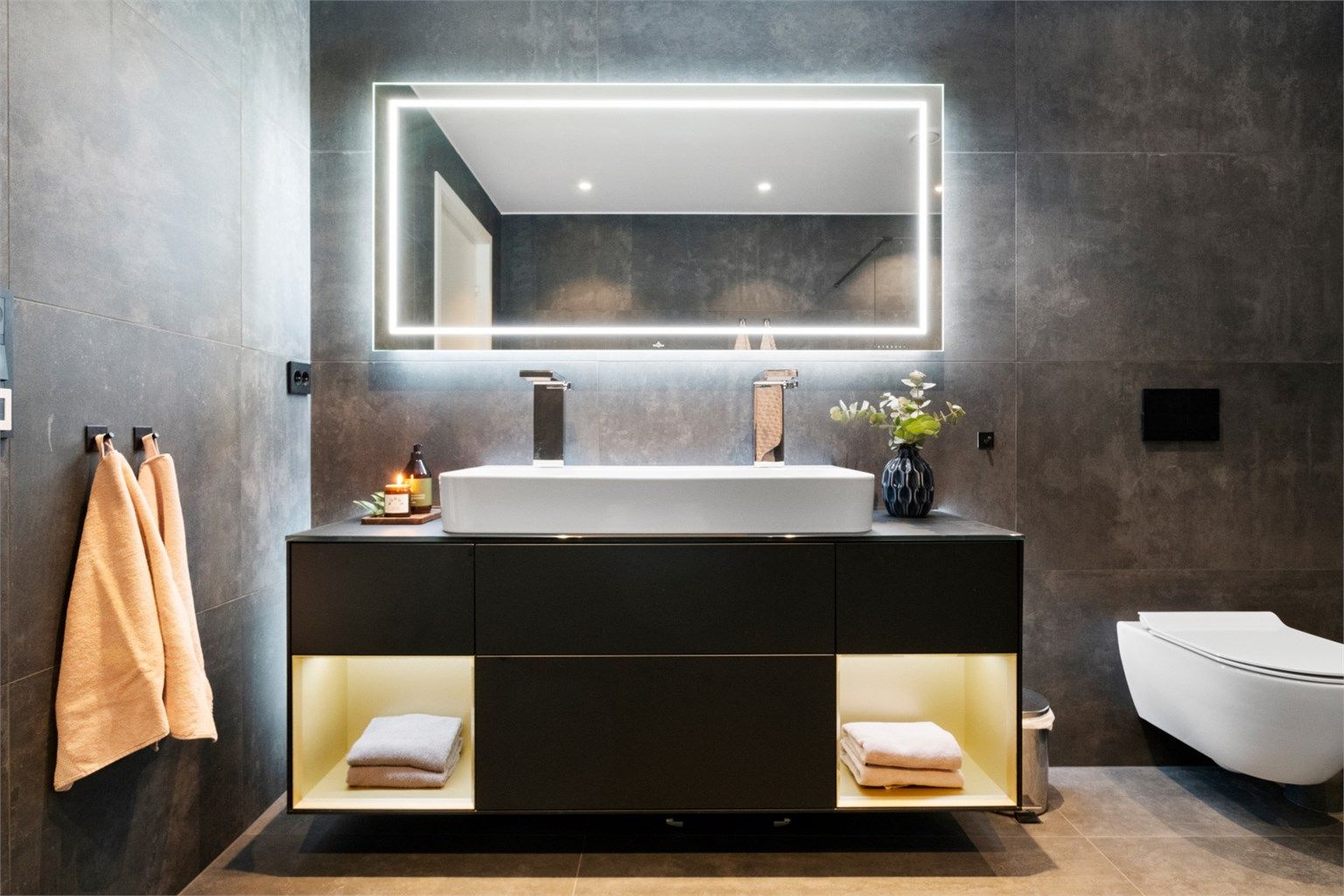 Også på bad nr. 2 er det baderomsinnredning fra Finion med ovenpåliggende servant med to blandebatterier. Det er speil med innfelt bluetooth høytalere og fjernkontroll for justering av lys i speil også her