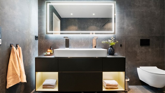 Også på bad nr. 2 er det baderomsinnredning fra Finion med ovenpåliggende servant med to blandebatterier. Det er speil med innfelt bluetooth høytalere og fjernkontroll for justering av lys i speil også her