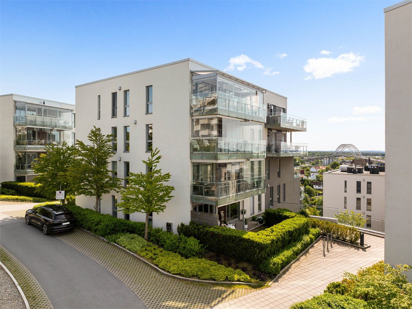 Leiligheten er gjennomgående i første etasje og har fordelen av et ekstra stort uteareal i egen, avskjermet hage.