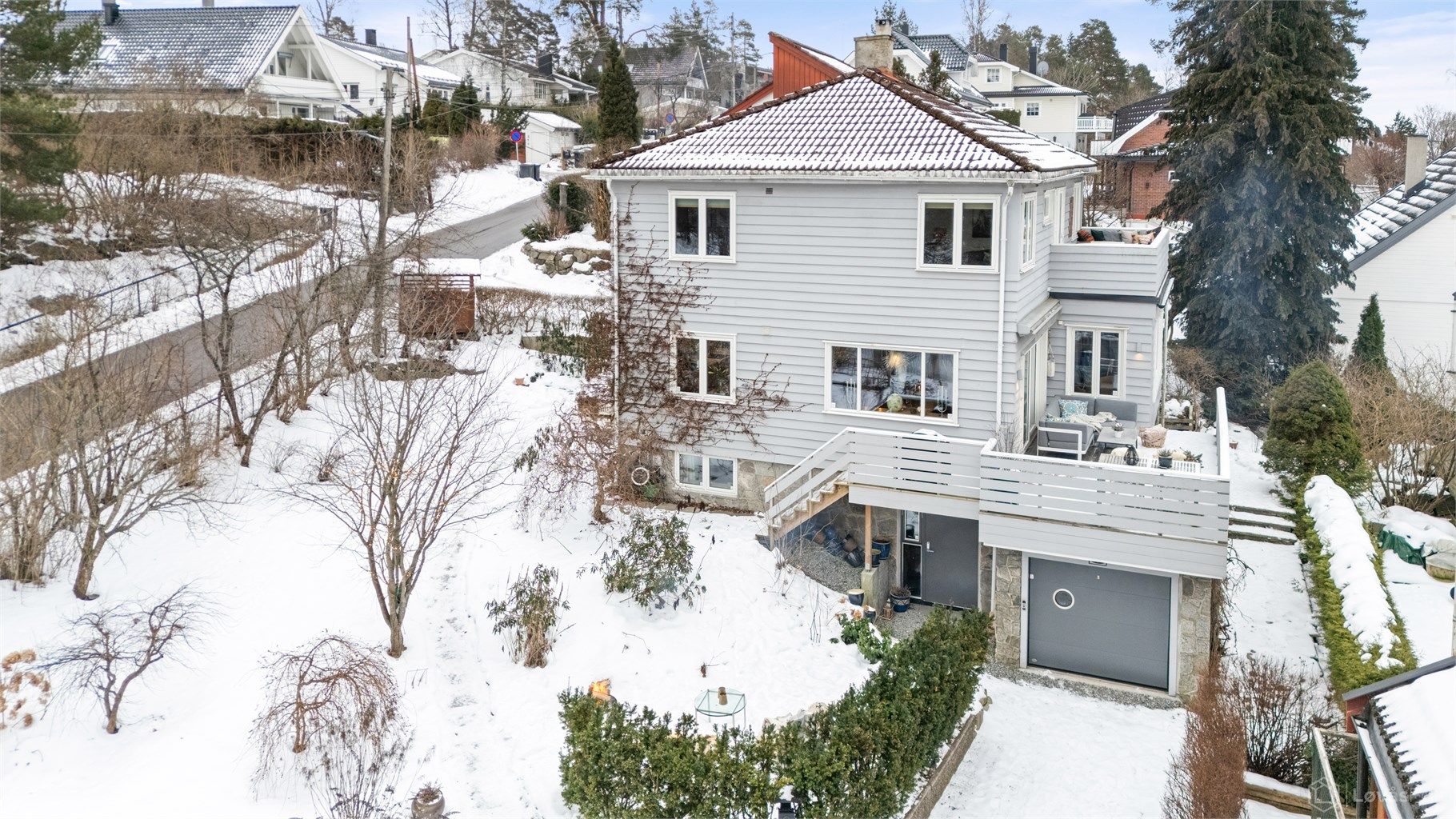 Velkommen til Breiens vei 23, en vesentlig oppgradert original funkis bolig med en attraktiv, sentral og barnevennlig beliggenhet.