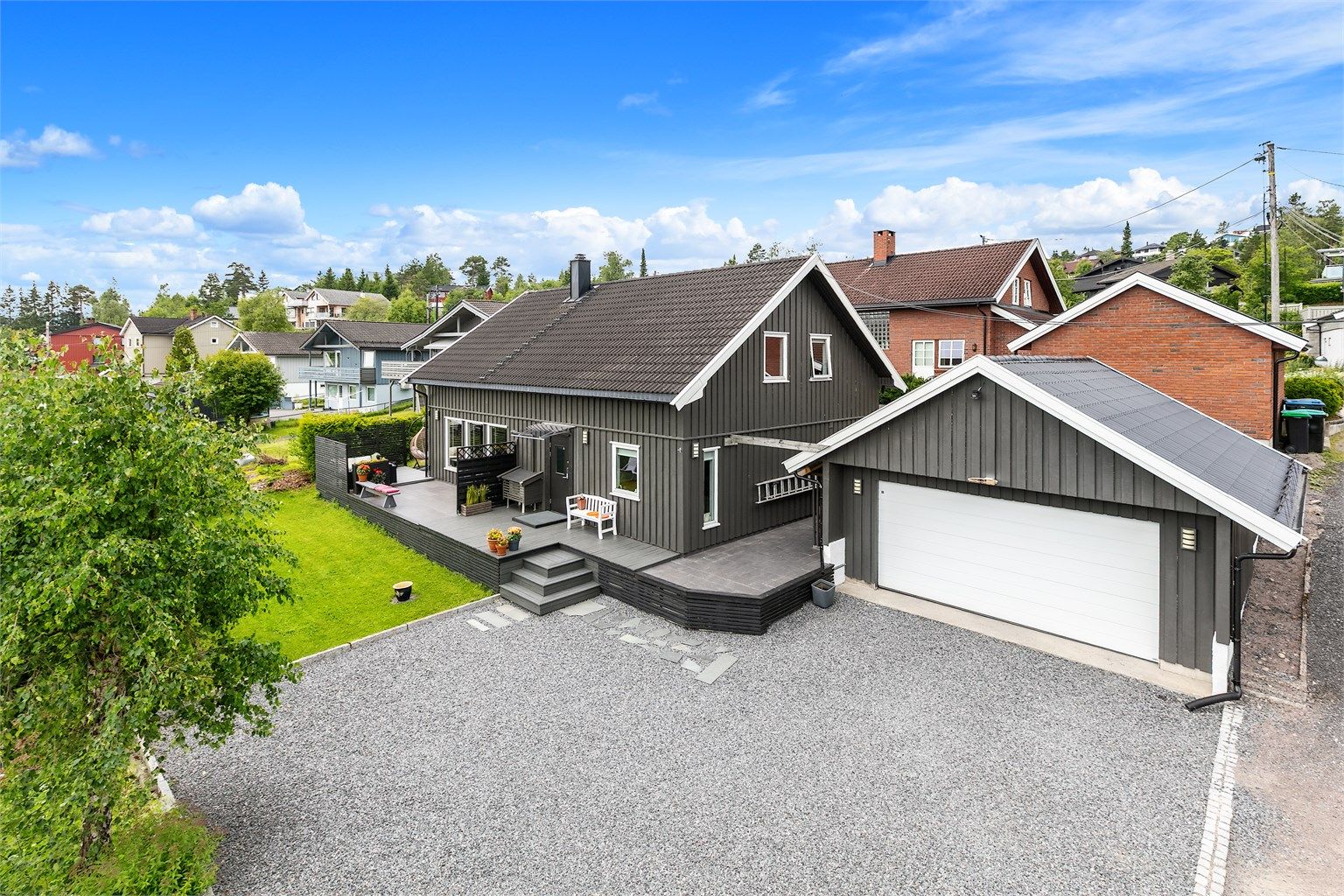 Eiendommen ligger sentralt i attraktivt og veletablert boligfelt og har pent opparbeidet tomt med romslig gårdsplass. Foto: Digit Media AS - Fotograf Jørgen Sørebø