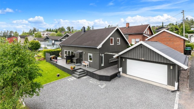 Eiendommen ligger sentralt i attraktivt og veletablert boligfelt og har pent opparbeidet tomt med romslig gårdsplass. Foto: Digit Media AS - Fotograf Jørgen Sørebø