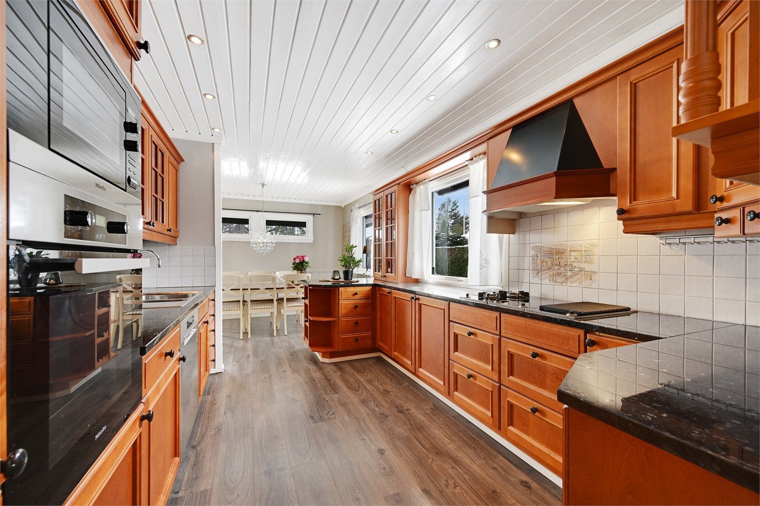 Det er kjøl/fryseskap, oppvaskmaskin, platetopp med kombinert gassbluss og grill, mikrobølgeovn og stekeovn.