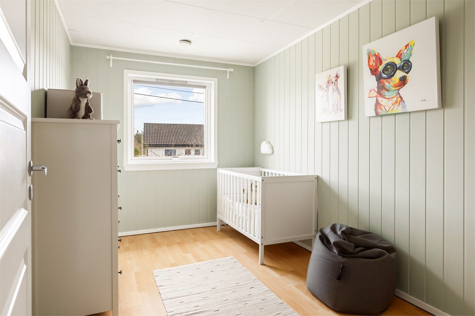 Soverom nr. 2 i denne etasjen er ypperlig egnet som et barnerom, gjesterom eller som hjemmekontor.