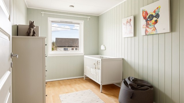 Soverom nr. 2 i denne etasjen er ypperlig egnet som et barnerom, gjesterom eller som hjemmekontor.