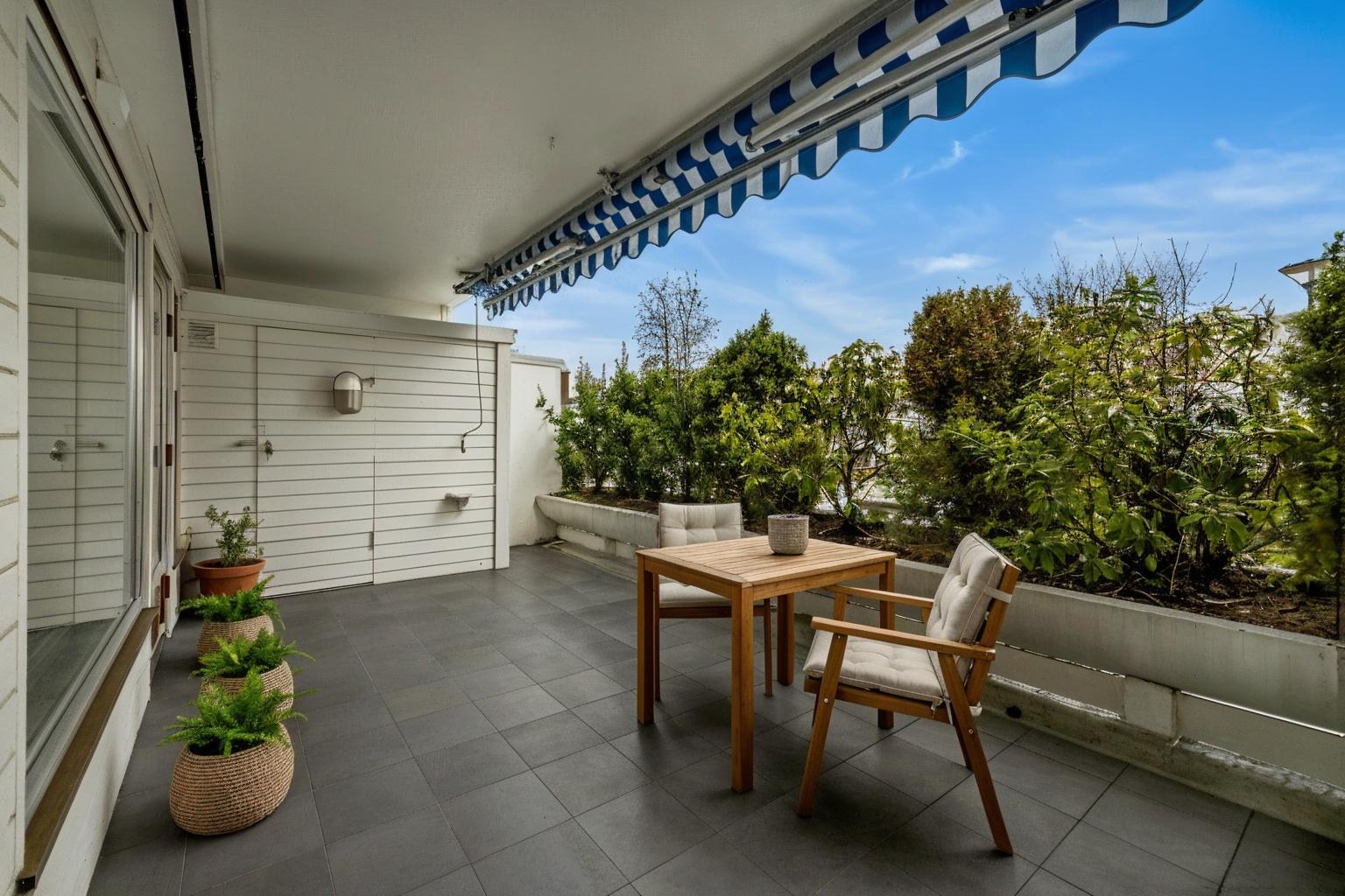 Romslig terrasseleilighet med peis, garasjeplass og heis i populært sameie.