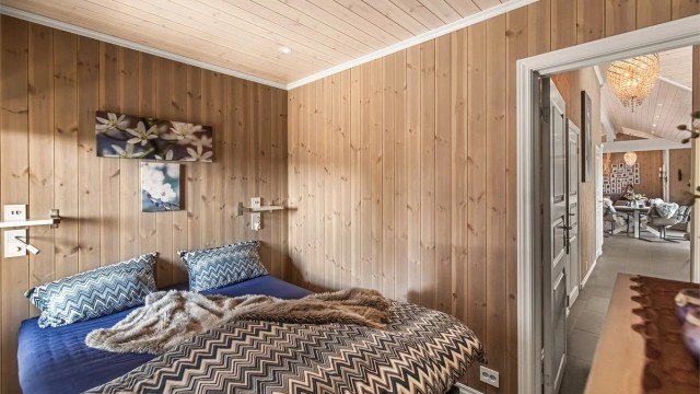 Gjennomgående moderne farge- og materialvalg