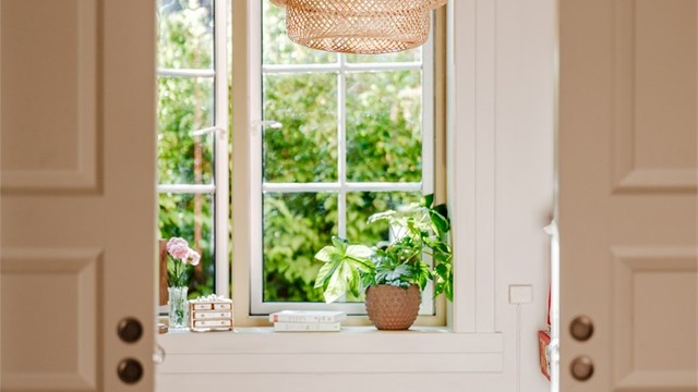 De doble skyvedørene sørger for at rommet enkelt fungerer som en forlengelse av stuen.