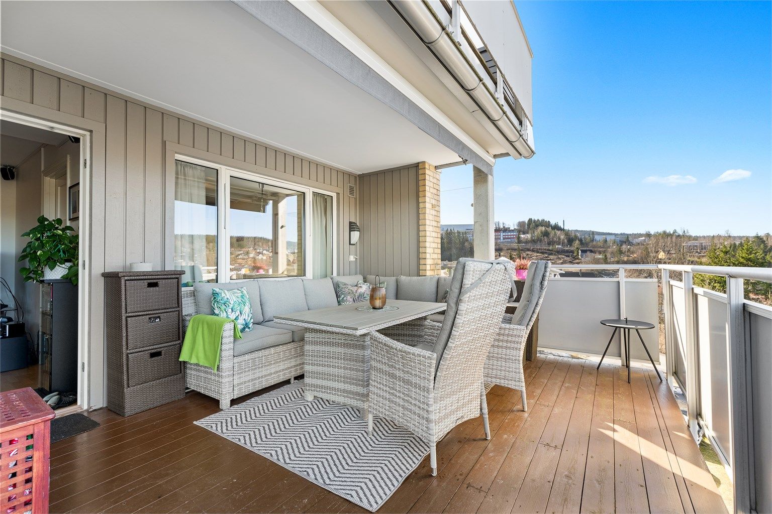 Balkongen på 2o kvm er meget romslig og har fantastisk utsikt, delvis overbygget gir den fint ly når det kommer en regnskur, bred terrassemarkise for fin solavskjerming. Foto Digit Media Norge AS v/Jørgen Sørebø