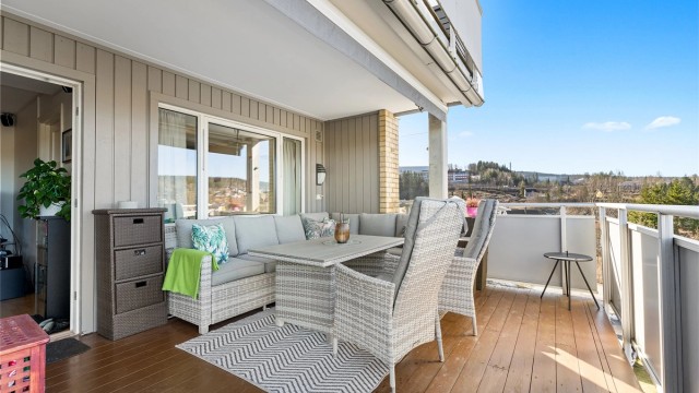 Balkongen på 2o kvm er meget romslig og har fantastisk utsikt, delvis overbygget gir den fint ly når det kommer en regnskur, bred terrassemarkise for fin solavskjerming. Foto Digit Media Norge AS v/Jørgen Sørebø