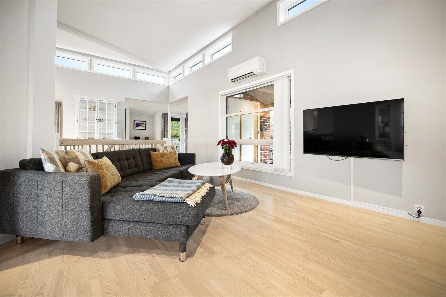 Stuen er luftig med god takhøyde (opptil 3,65 m)