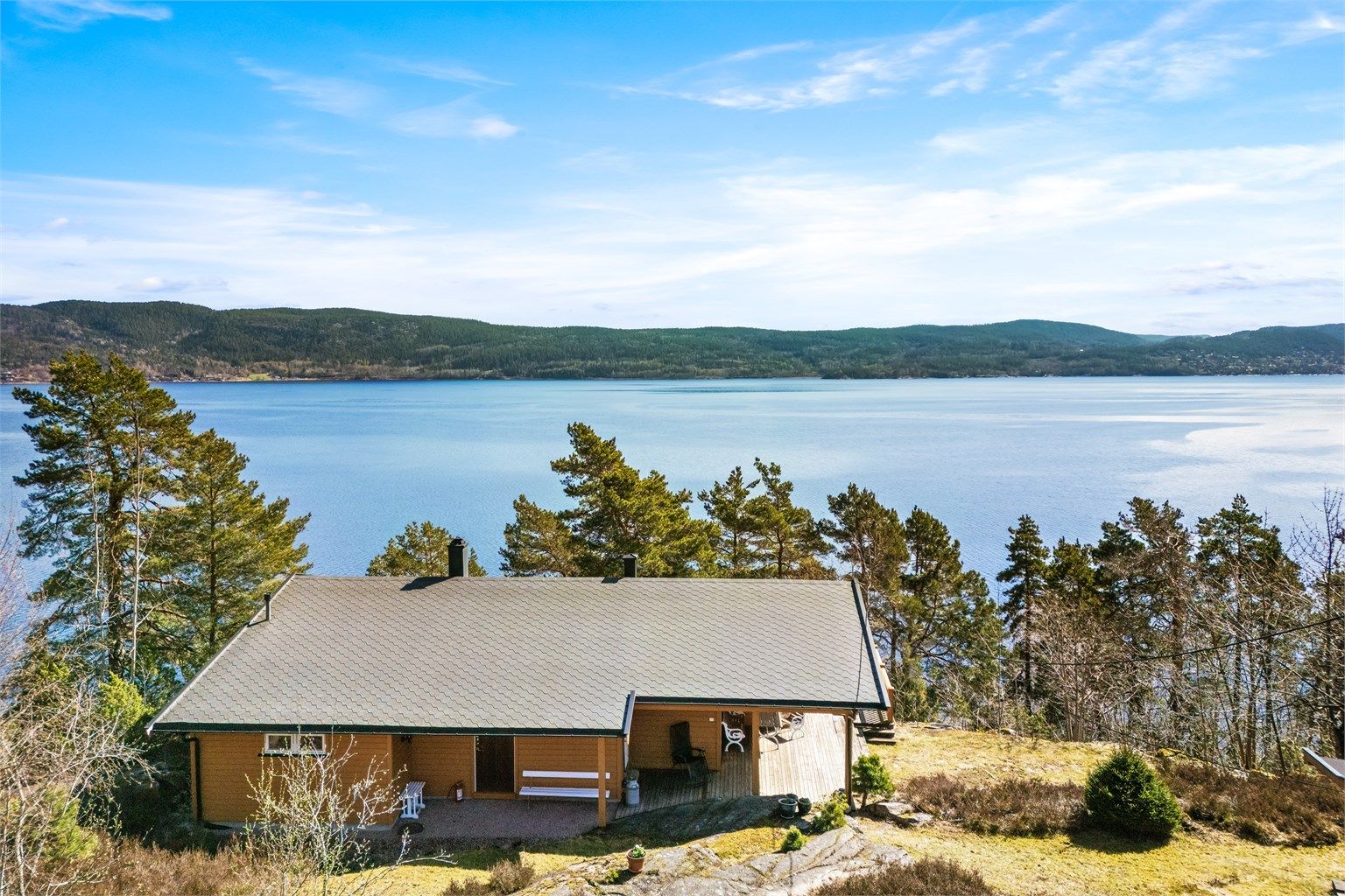 Flott beliggenhet i høyden, på oversiden av Svelvikveien ved Drammensfjorden/Sagbukta.