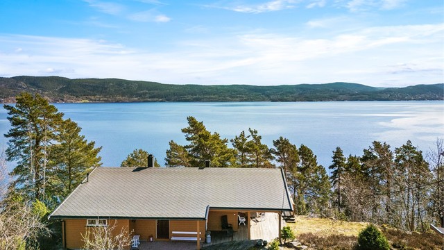 Flott beliggenhet i høyden, på oversiden av Svelvikveien ved Drammensfjorden/Sagbukta.